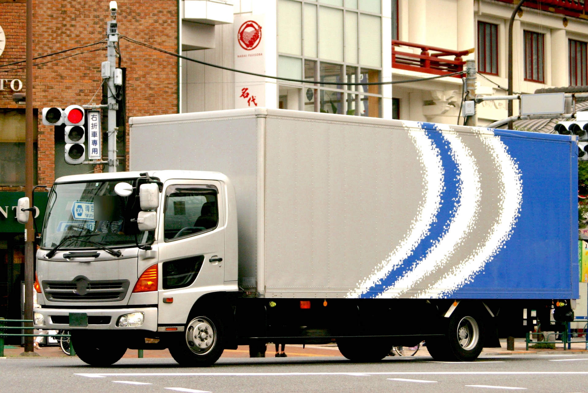 免許証に記載された「中型車 8t に限る」って ナニ？ 意外と知らない「謎の注釈」は何のため!? 「中型免許」で運転できるクルマ とはInfoseekニュース