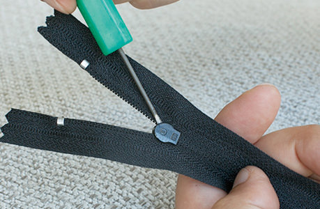 ファスナーの抜けた金具は数秒で直る金属の固いタイプずぼらでもパリコレ