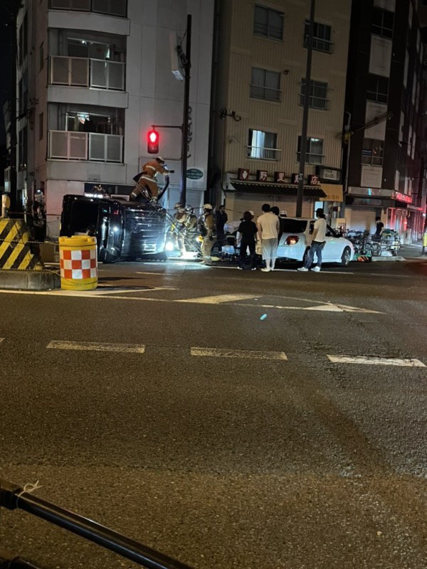 バーンとすさまじい音が」 タクシー衝突で炎上、運転手死亡 大阪写真特集2 11毎日新聞