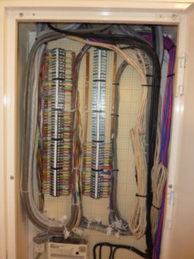 日本の電気工事士が普段やらない弱電線に苦しんだ。Thin cables are harder to handle than thick cables