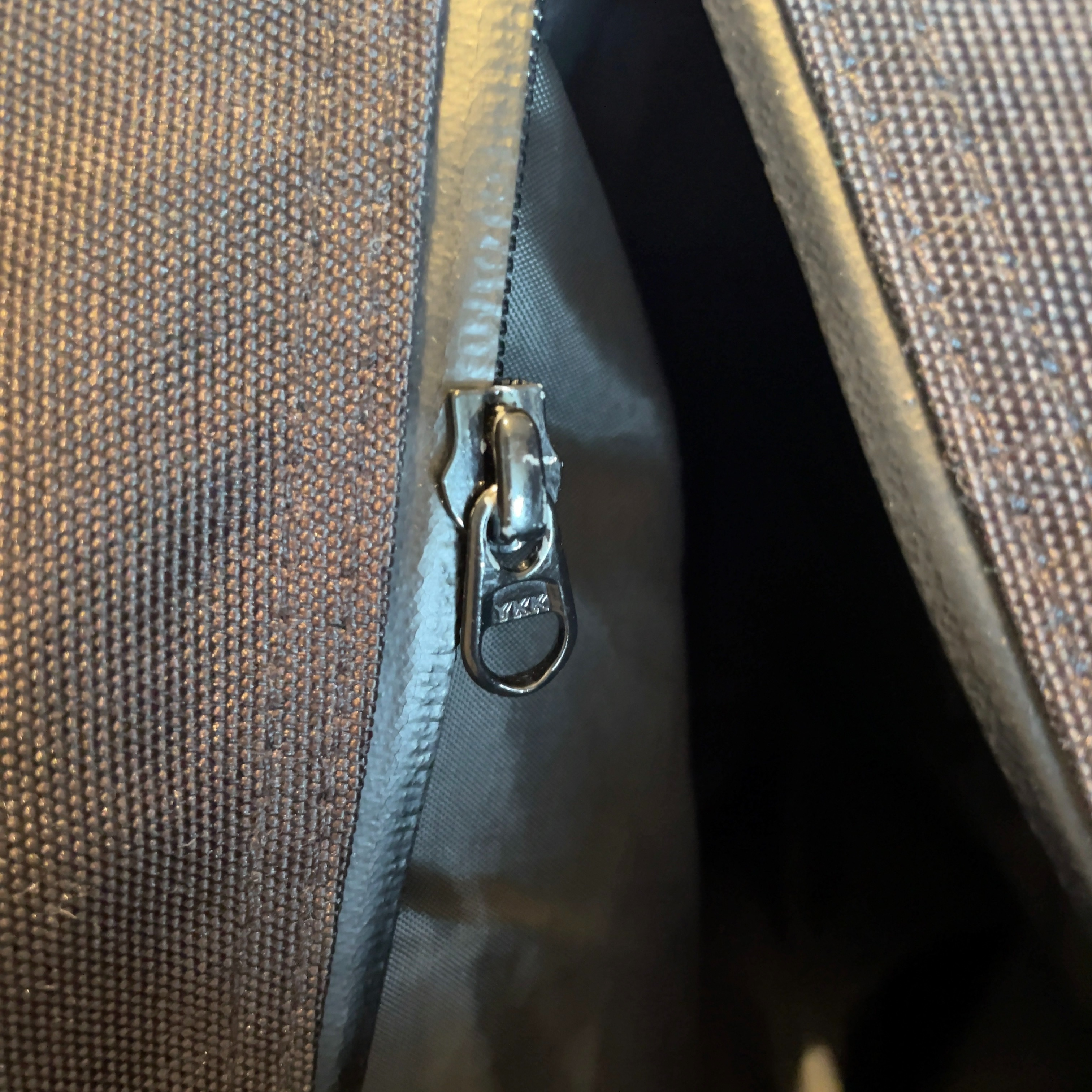 チャックの直し方を紹介！外れた時や閉まらない時はどうする？ -公式 札幌革職人館 ブランド 革小物 コンテンツ