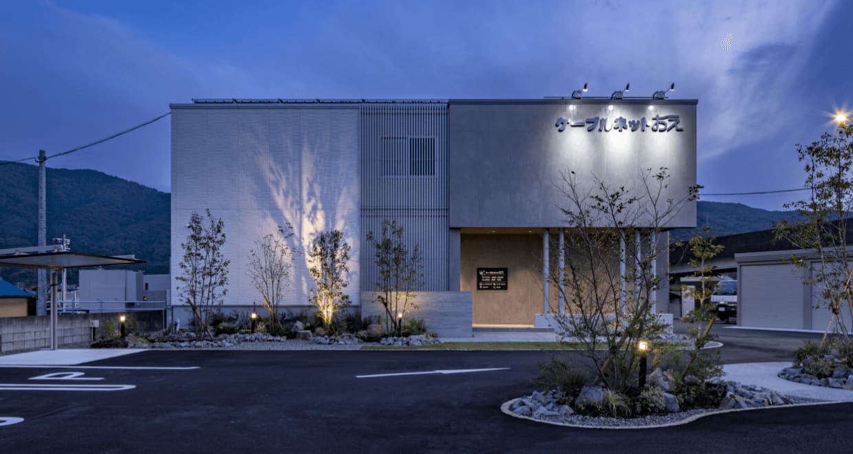 木と鉄骨の耐震システムが渋谷の13階建てオフィスビルに適用、耐火建築物で“木の現し”：導入事例 - BUILT