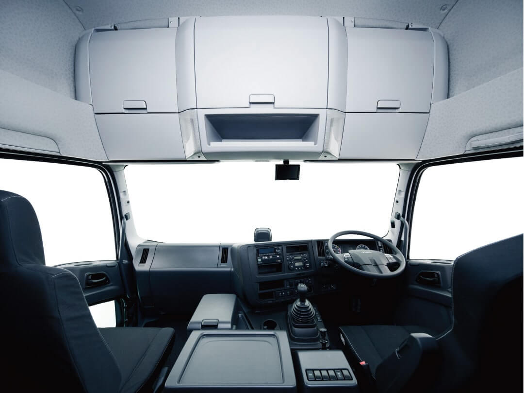 トラック寝台は2階部分にある快適に過ごすためのポイントとアイテム - クロスワーク・マガジン