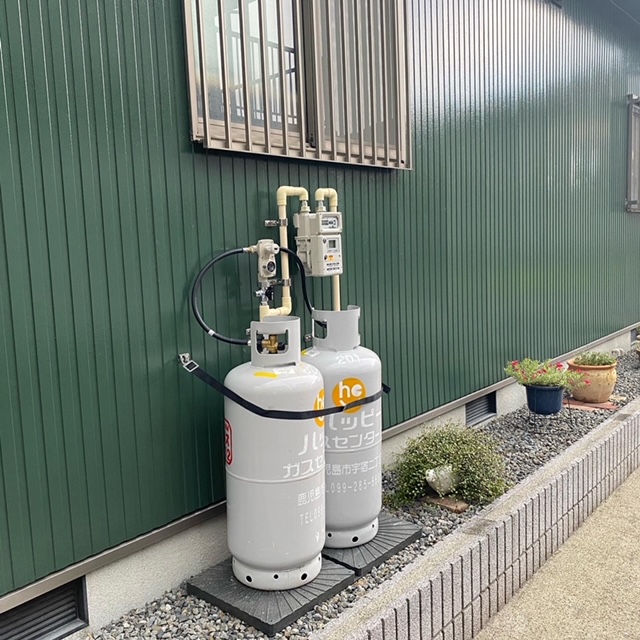 Amazon.co.jp: TORIBIO プロパンタンクカバー 屋外 LP ガスタンクガス容器タンク保護 ガスボンベ カバー アウトドアキャンプ ガス缶アクセサリー1.0mm 鉄: ホーム＆キッチン