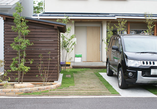 タイルが車の乗り入れ用なら割れる心配なし！おしゃれなアプローチの岡崎市外構施工例愛知の外構・エクステリア専門店 ライフ・ランド