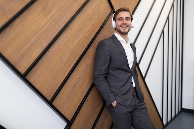 ビジネス 打合せ 交渉 スーツ ヘッドホンの写真素材75280113- PIXTA