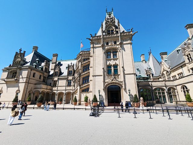 赤い屋根と白壁が美しい大豪邸、クラシックなデザインの外観 - 事例写真「西海岸＆Luxury Modern」注文住宅のハウスネットギャラリ