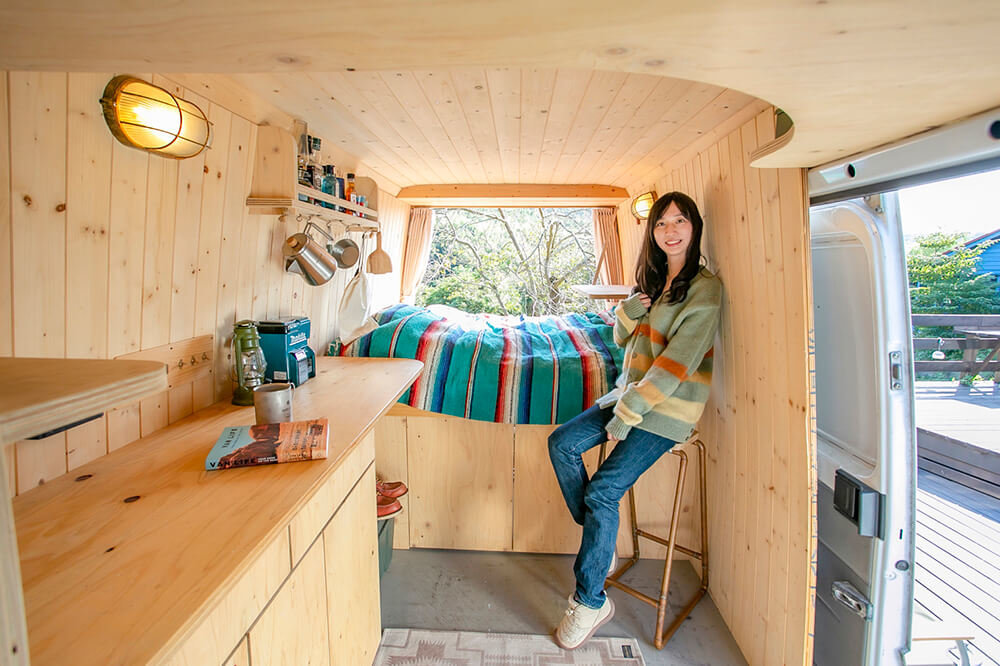 バンライフ車の内装DIYをプロが解説！車内の板張り方法とは？軽バンがキャンピングカーに - カエライフ ～ クルマとカスタムで暮らしをカエるーCUSTOMENJOY LIFE