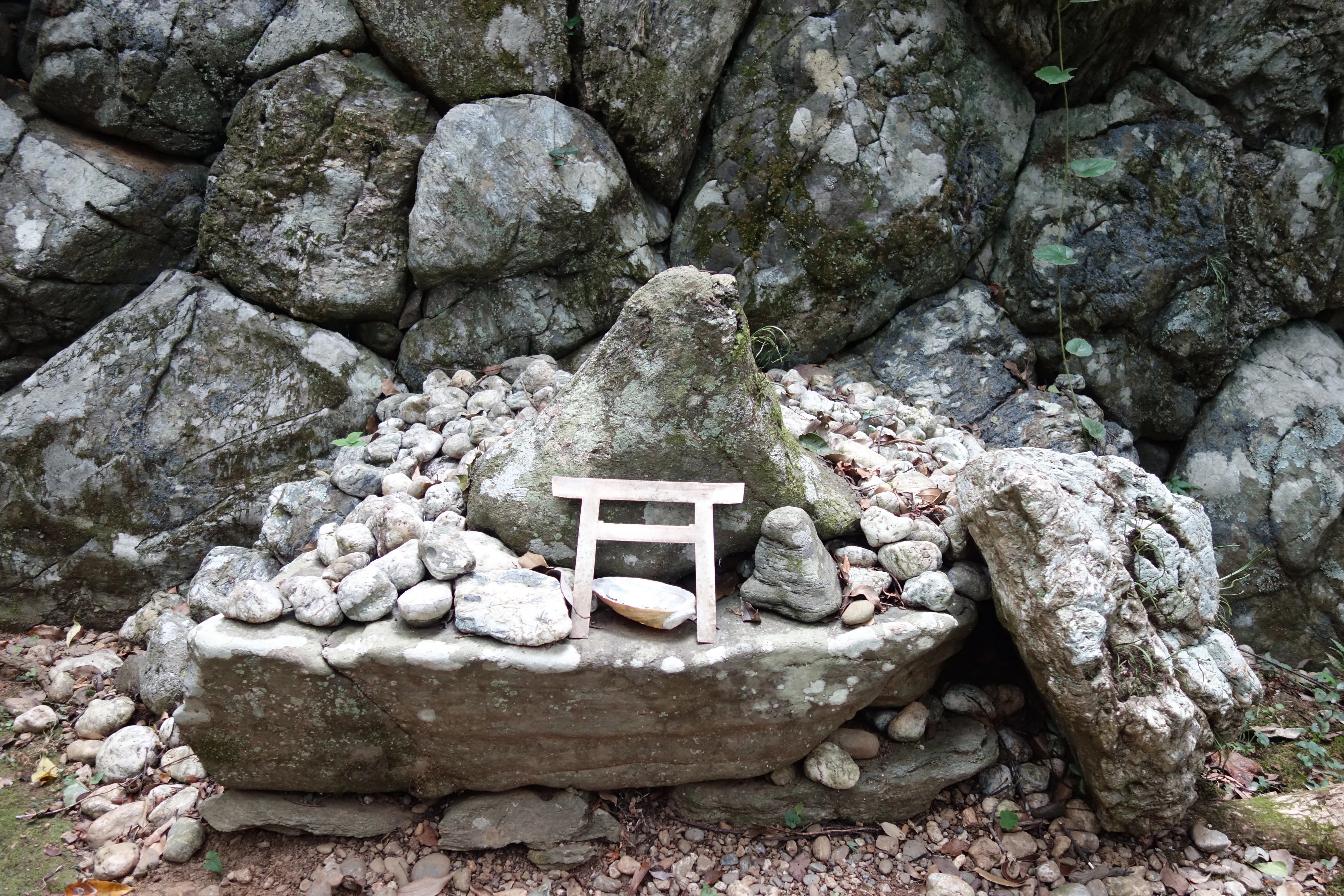 石塊 イシクレ 」の意味や使い方 わかりやすく解説 Weblio辞書