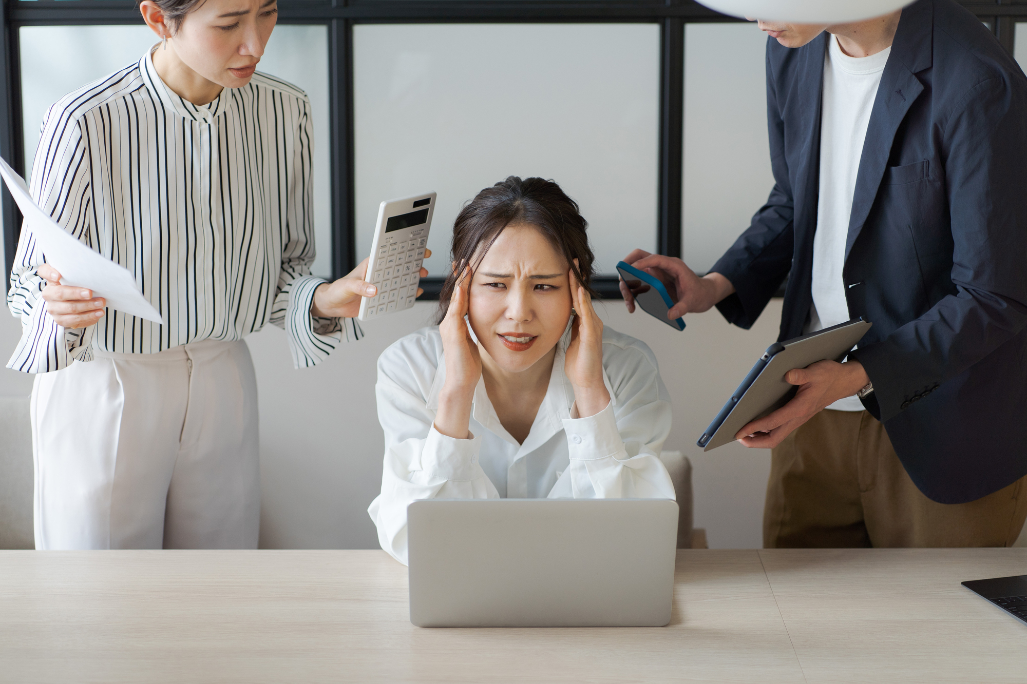 無料写真やる気がみなぎる女性会社員パブリックドメインQ：著作権フリー画像素材集