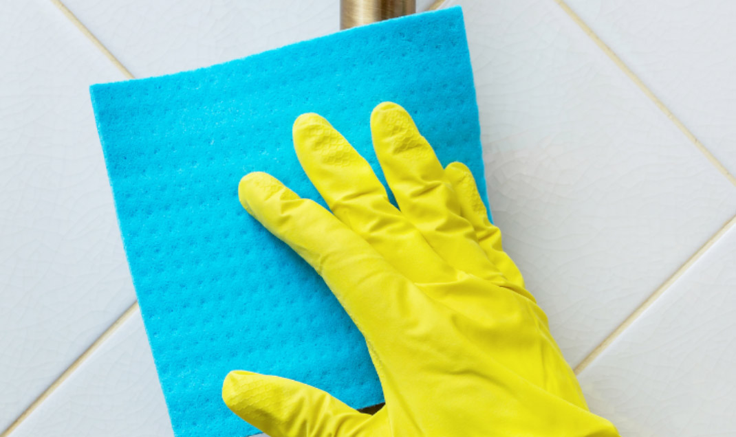 トイレ徹底お掃除 専門店がトイレの隅々まで綺麗にする方法を教えます！ずっと気になってた臭いも解消するかも！？ 縦型動画