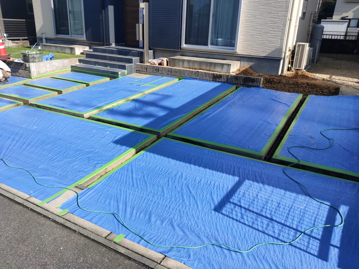 不要な駐車場コンクリート目地。おしゃれにデザインして埋めた施工事例 - 株式会社メイク・プラスター三重県鈴鹿のスタンプコンクリート職人