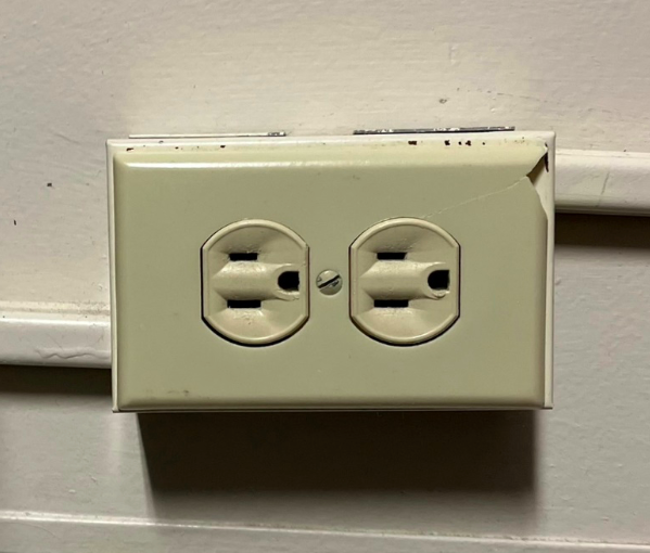 カナダの電圧は日本と違うの？電圧や変換プラグ、コンセントや変圧器の有無についてカナダ留学コンパス