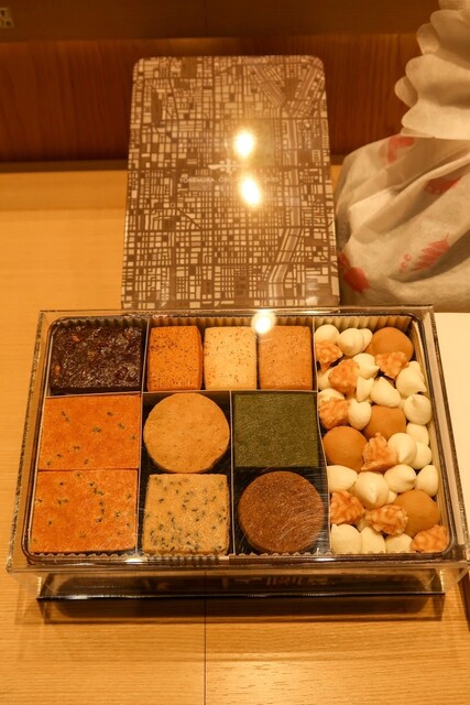 ヨネムラ ザ ストア 細長サイズの缶入りクッキー：ひたすらに美味しいどれもが主役を張れるクッキーくらげさろん