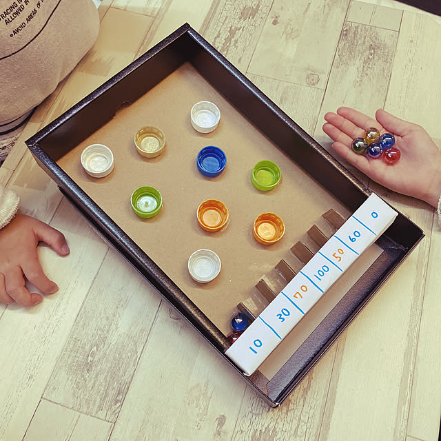 maky簡単きんぎょ作り ペットボトルキャップ２つをテープでとめて、透明折り紙で包んで輪ゴムでとめます。セロファンだと水に入れるとブヨブヨになりますが、透明折り紙はカラフルだし、張りもあって、水にも強くて最適素材でした。 セリアの目玉シールを貼ったら