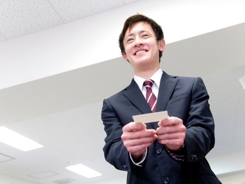 縦型名刺の縦書きと横書きはどちらがいい？どのような業種に向いているのか