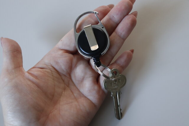 壊れやすいリールキーホルダーは、平ゴムで代用糸