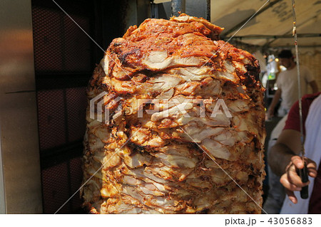 ミニマルと機能美を追求した薄さ約8mmのスマートウォレット「TRIM」が誕生,「TRIM」は、直線と曲線が織りなす美しいフォルムと、わずか約8mmという驚きの薄さが特徴のミニマルウォレットです。,​無駄な要素を削ぎ落とすことで、スタイリッシュなデザインと洗練された機能性を両立させました。,roughtailleatherworkleathergoodsleatherwallet