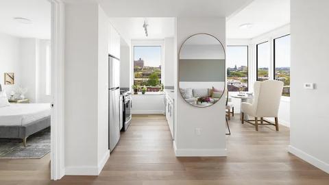 ニューヨークのおうち訪問。米仏クリエイター夫妻が子ども達と暮らす、本に囲まれたブルックリンの築140年アパートメント