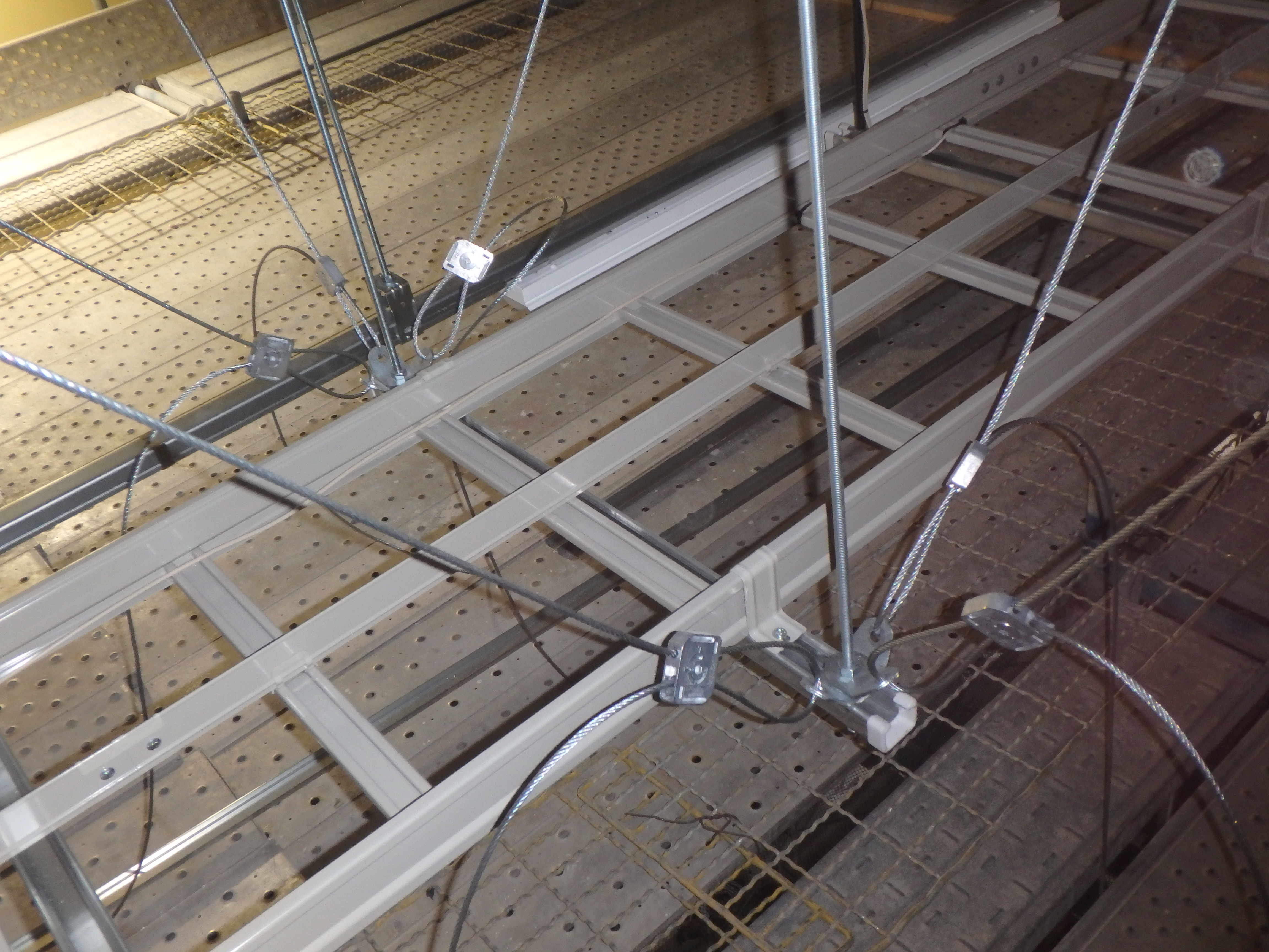 ネグロス SRS10 アングル用振れ止め金具 SRラック片側用 : 電材ネット - 通販 - Yahoo!ショッピング