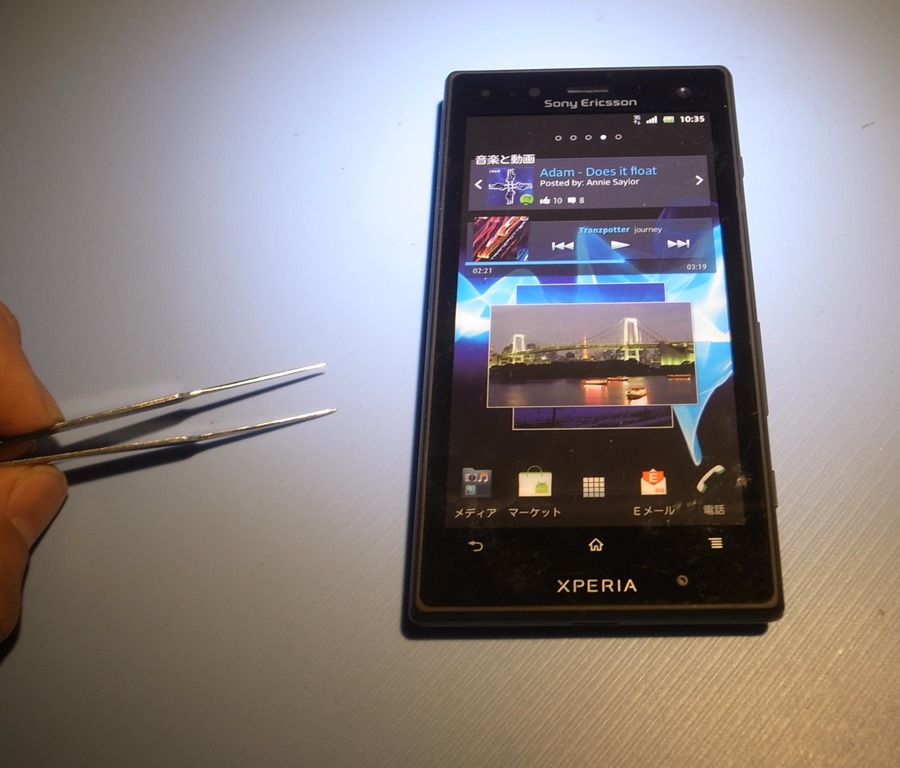 Amazon.co.jp:Amazon.co.jp 限定展示用模型 iPhone SE シルバー黒画面モックアップ スマホ ダミー展示・店頭ディスプレイ・撮影用小道具として最適なリアルサイズ携帯模型 国内メーカー 日本語説明書付属 MockupArt MA371 : 家電＆カメラ