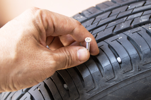 タイヤにボルトが刺さっていた！ 修理ついでにタイヤローテーションもしました。 走行距離95,000kmプジョー3008ブログ