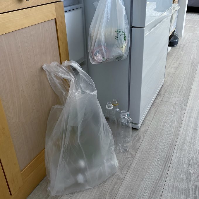 ゴミを床置きしない！キッチンの「ゴミ箱」選び＆収納アイデアですっきりとした暮らしにSheage シェアージュ