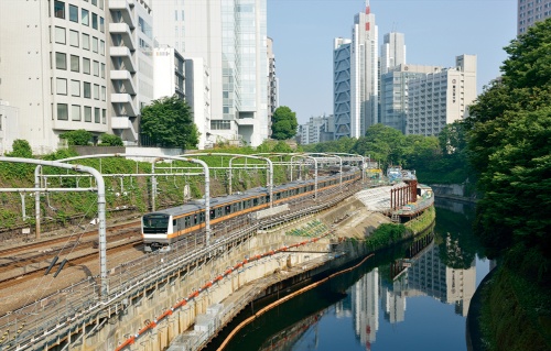思い出となったお茶の水橋に現れた過去の都電の軌条さんたつ by 散歩の達人