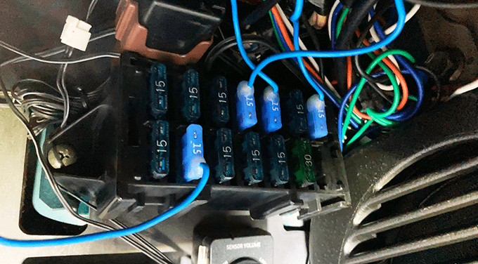 ジムニーのエンジンルーム・アーシング・赤ケーブルに関するカスタム事例車のカスタム情報はCARTUNE