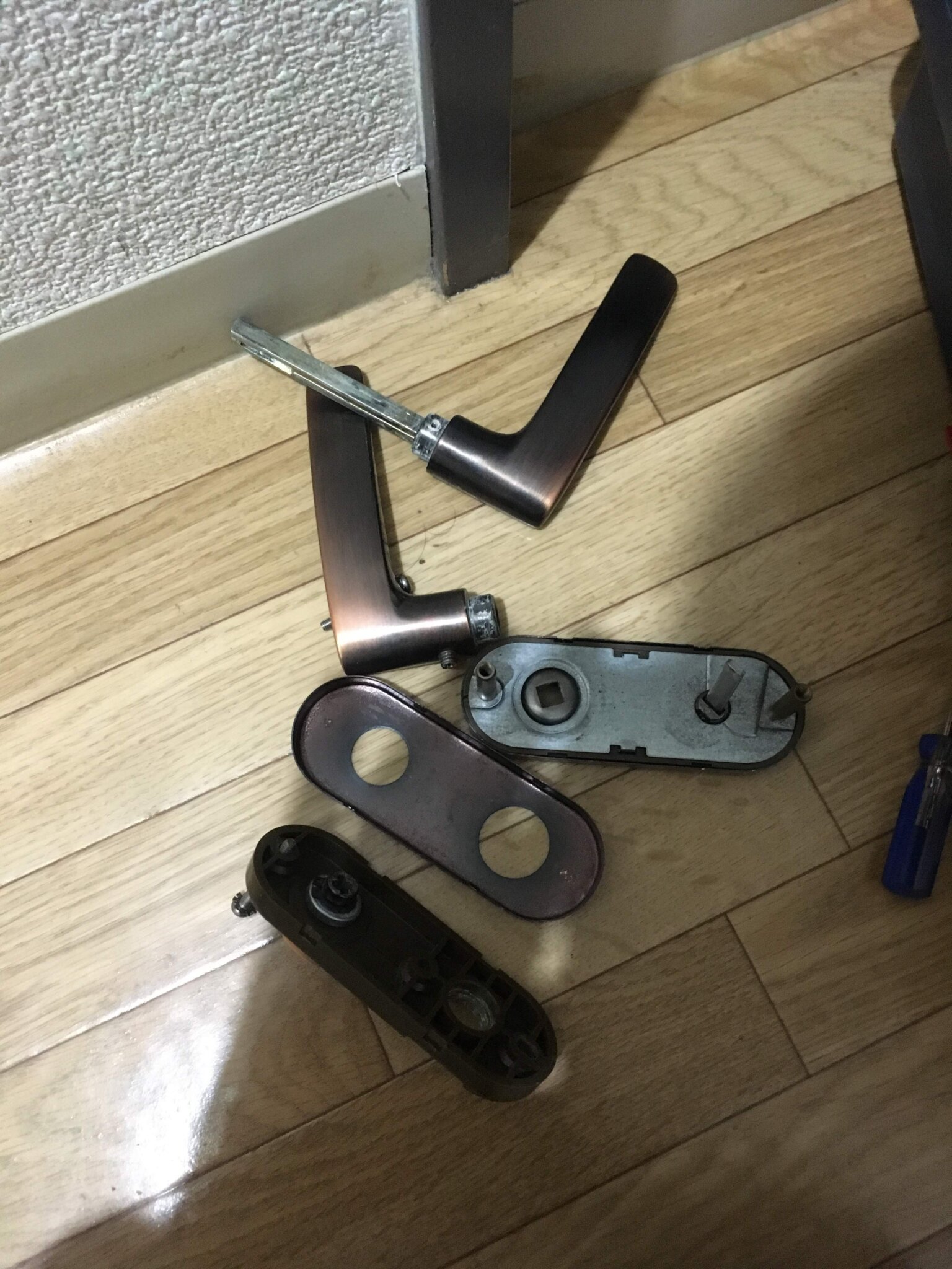 トイレの鍵が開かない！勝手に閉まった！身近な物でドアの開け方と修理方法大阪・兵庫鍵開け・鍵交換・鍵修理・鍵作成の出張鍵屋です