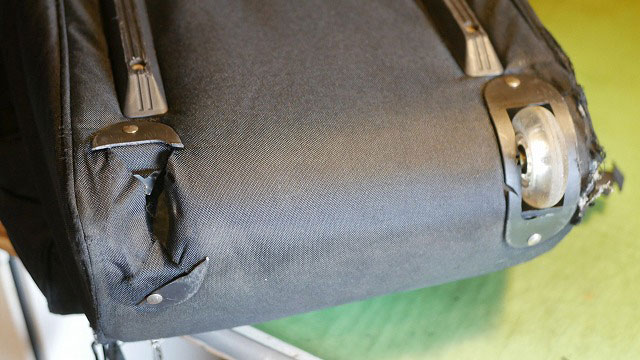スーツケースのキャスターは交換は簡単！自分で直せるぞ - 35歳で勇者に転職
