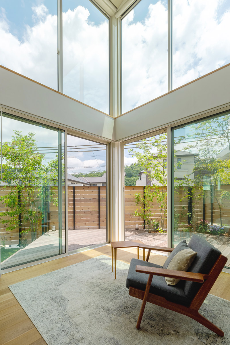 コーナーの大きな窓が特徴的な3つの住まい2方向から陽の光を取りこむことができ、いっそう明るく開放的な空間に木製のサッシを選ぶことで、温もりと落ち着きのある雰囲気に仕上がりました。 --------------------------------------------- 五感で感じる