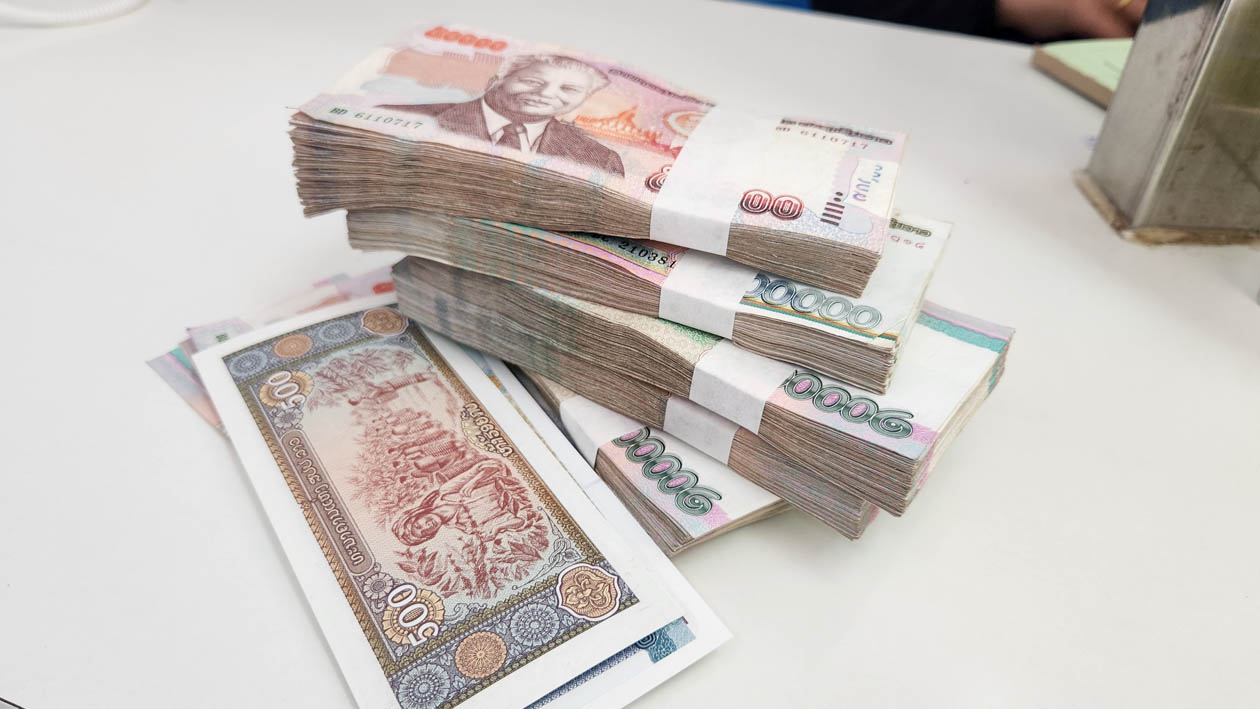 ラオス ルアンパバーンにあるおすすめの両替所をご紹介!Rika Saki World🌐世界一周中のバックパッカ