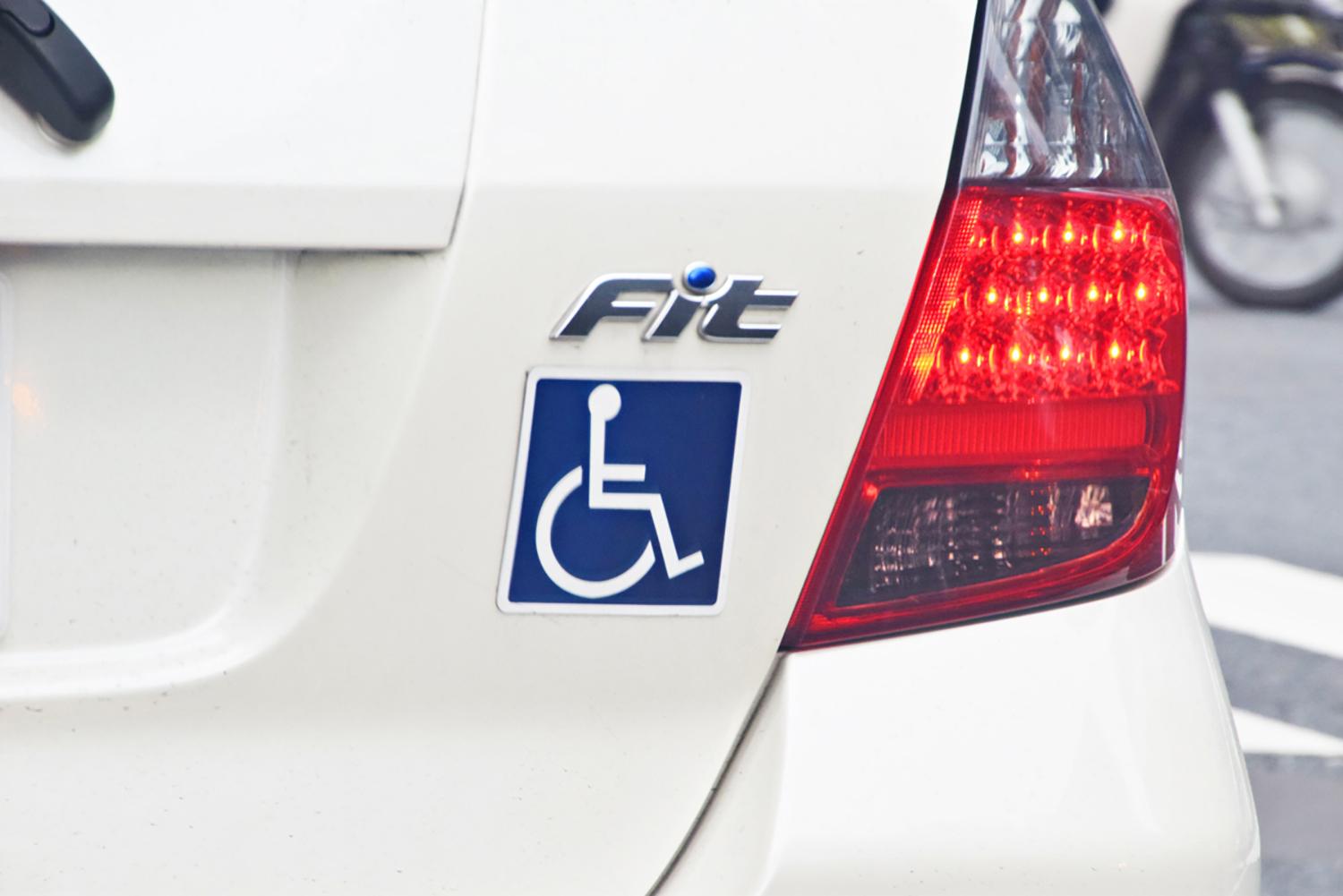 聴覚障がい者 案内 蝶 マーク ステッカー シール カッティングステッカー 50~200mmサイズ介護 支援センター ヘルパー サービス 訪問老人ホーム 店舗 施設 ガラス ヘルメット 屋外 光沢タイプ 防水 耐水 屋外耐候3～4年エイトショップ楽天市場店