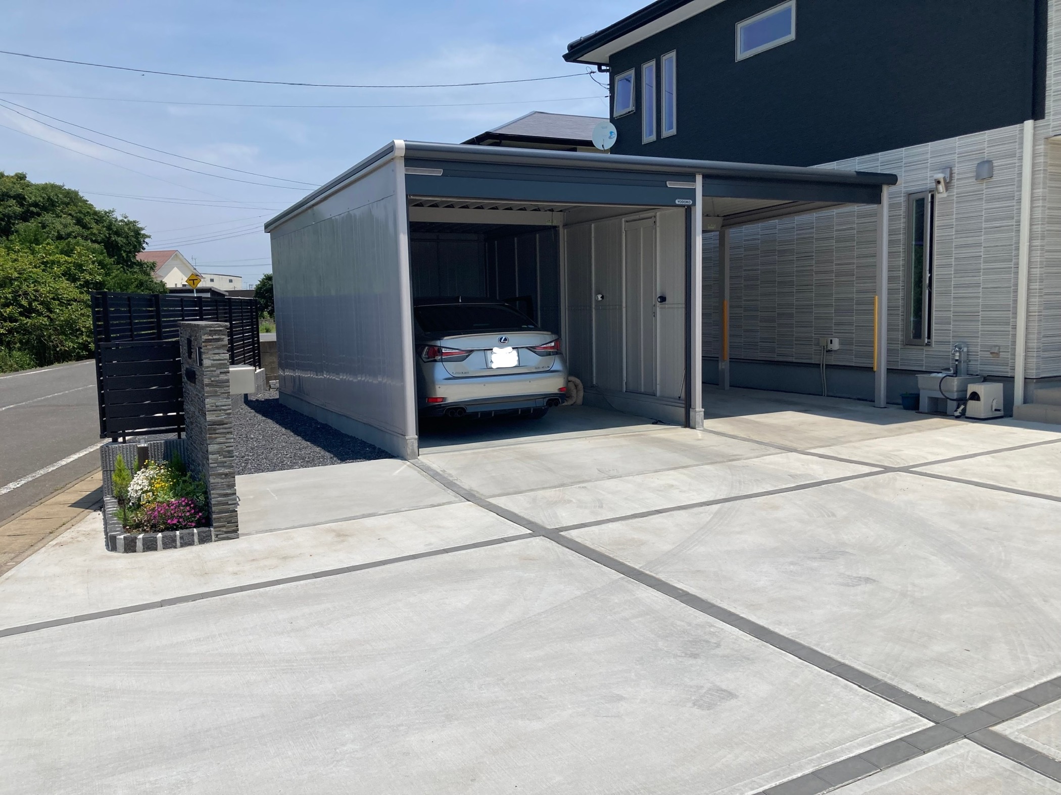 折板屋根カーポートが映えるかっこいい外構が完成しましたスタッフブログ 横浜北店 エクステリア・ガーデン・外構・造園グランド工房