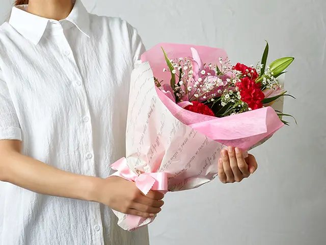 誕生日祝いの贈り物の金額相場は？渡し方のマナーもご紹介カタログギフトのハーモニック ギフトメディア