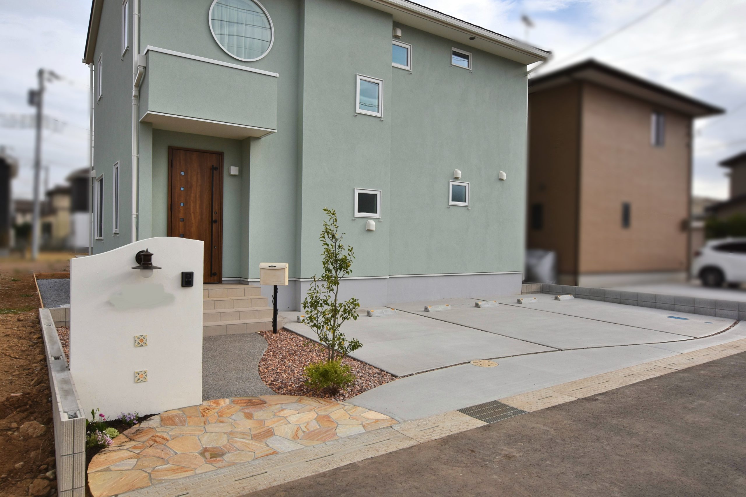 緑の映えるシンプルスタイリッシュエクステリアアーキフォルムデザイン エクステリア＆ガーデン 外構工事 設計・施工松本市 塩尻市 安曇野市