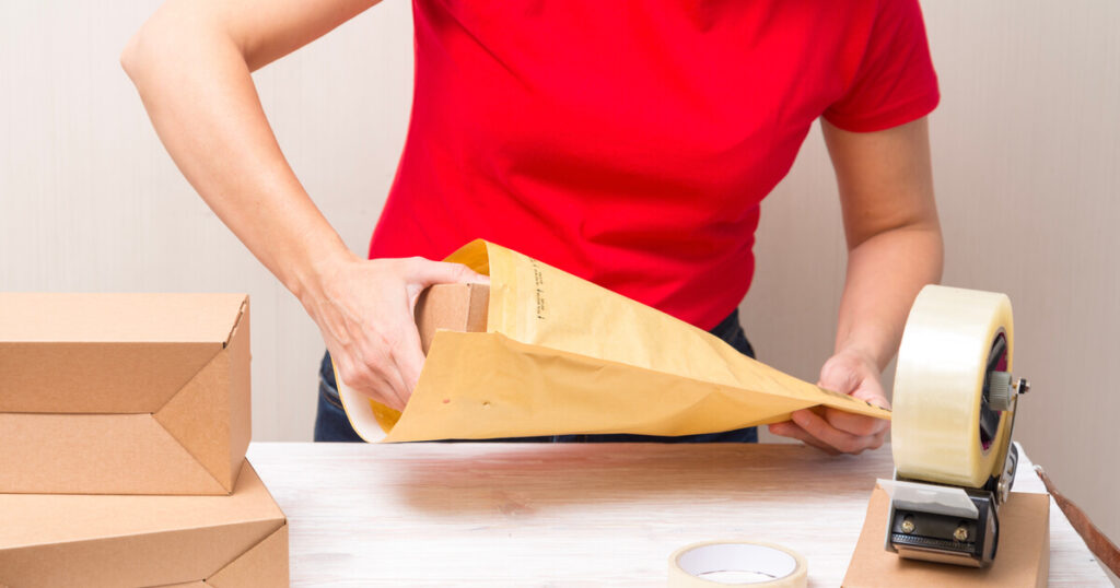 メルカリで靴を発送する時の梱包方法と送料が安い方法