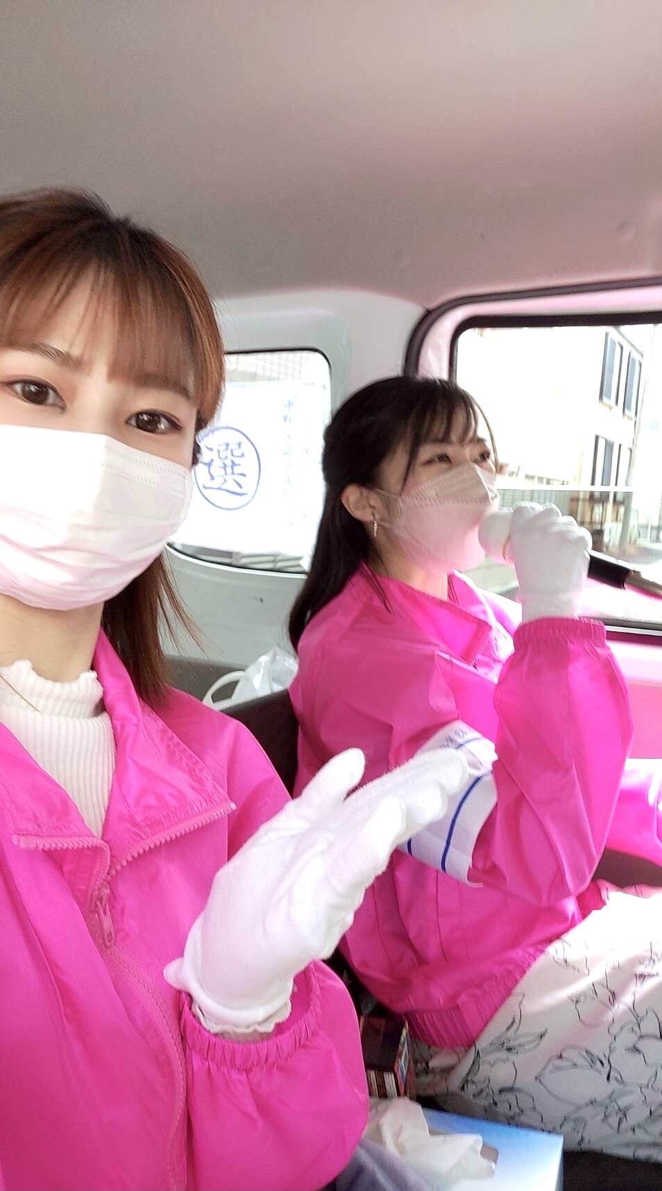 選挙カーのウグイス嬢のイラスト - ONWAイラスト