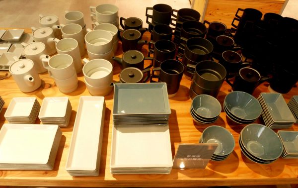 ダイソーが新宿最大の3ブランド複合店をビックカメラ新宿東口店にオープン、旗艦店として情報発信リテール・リーダーズ