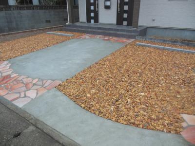 瓦チップの駐車場から、コンクリートの駐車場への改修工事 - アイザックデザイン安曇野市の外構工事・エクステリア工事会社