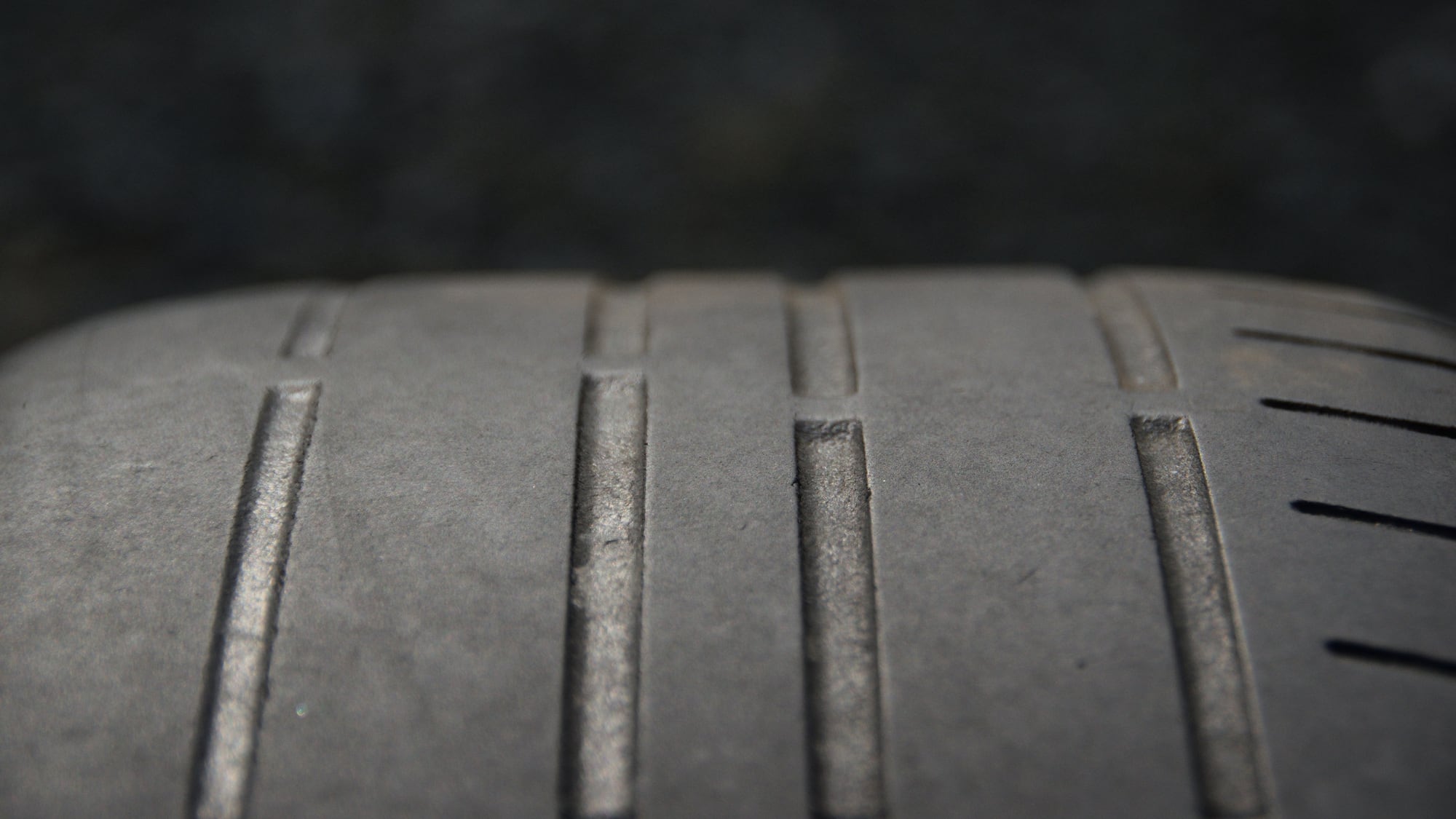 5〜6年ぶりに車検取ったー ワイヤーホイールだと車検通らないので、スタッドレスで。 車検終わったらすぐ変えちゃうよね〜日本用で買っといた車なので、もう25年所持かー 当時は古い車って感じだったんだけど、今は旧車と呼べるかね💛y30セドリックセドバン