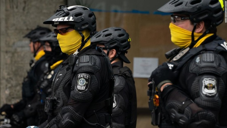 世界で大流行のリップシンク--米国の警察官たちの口パクチャレンジ - CNET Japan