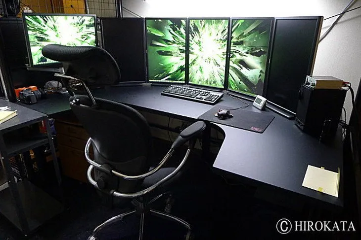 ノートPCを置くときに参考にしたい！自宅のデスクレイアウトを聞いてみたオモコロブロス