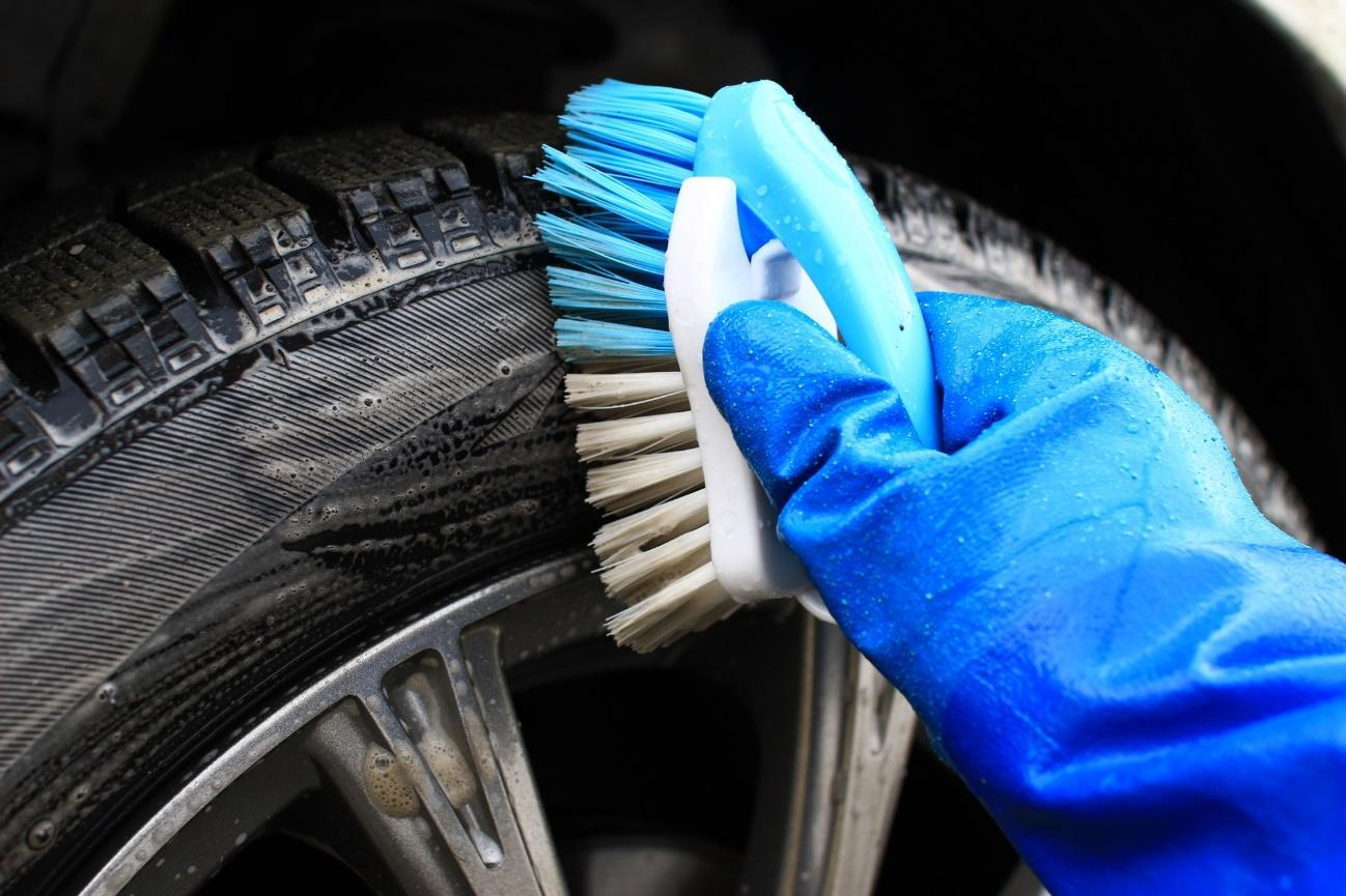 タイヤに付着する茶色の汚れの原因と、その汚れを落とす方法ついて