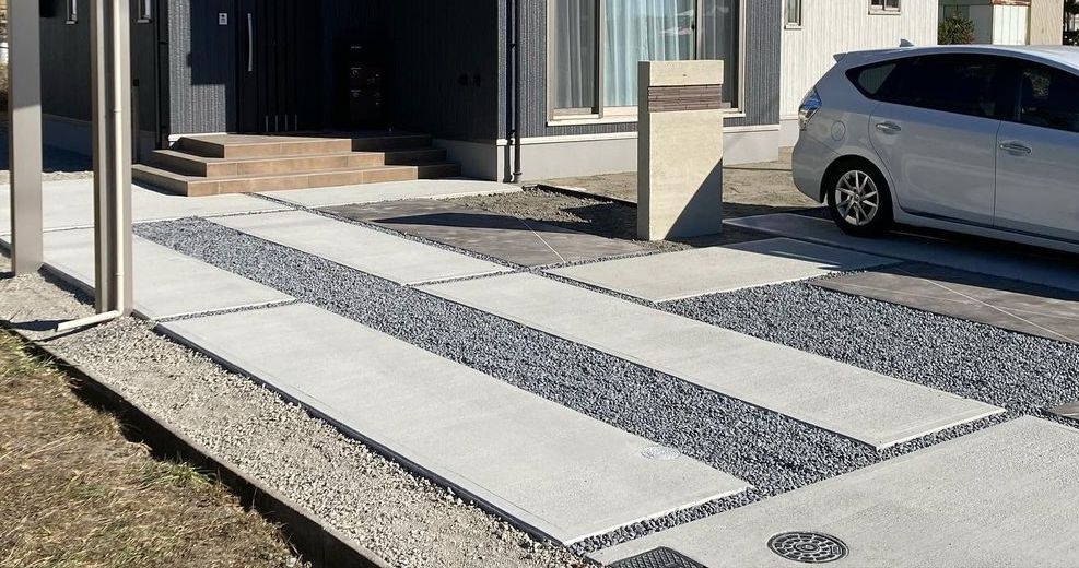 駐車場土間の隙間にピンコロ石をを敷き詰めました✨コレで悩み解決☆ さて、今回のお客様のお悩みは。土間の隙間の溝が何かと不便だし子供の足が入っちゃったりつまづいてしまう危険もあるしとにかくフラットに綺麗にしたいというお悩みでした💦ジャーン☆*:.｡. o