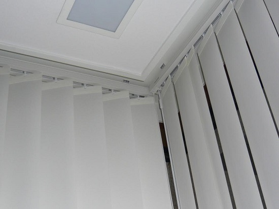 床から天井まで続くコーナーサッシは、まるでリビング全体を包み込むかのよう。 光や風と共に心地よく過ごすデザイン提案です。「わくわくをずっと、どきどきをもっと。」を コンセプトにデザイン住宅を設計しています。 詳しくはプロフィールからホームページをご覧