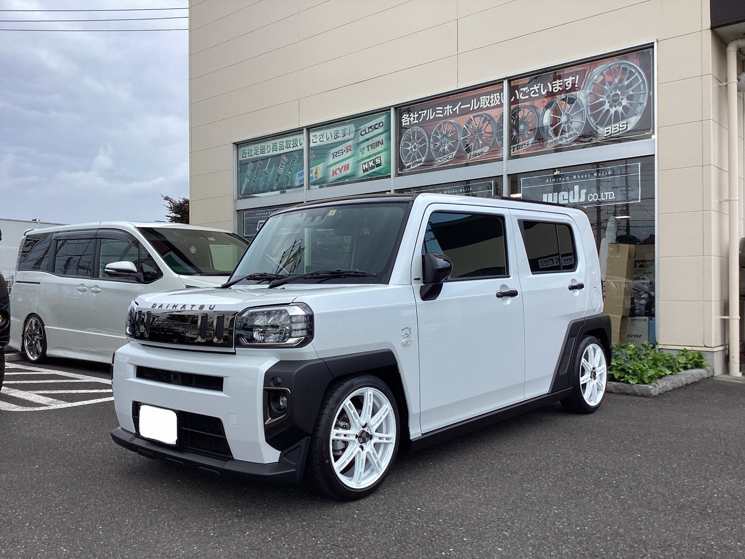 ダムドがダイハツ・タフトのボディキット2種を発表。ジムニーで人気のモデルが4ドアで実現 hinataガレージキャンプ・アウトドア情報メディアhinata