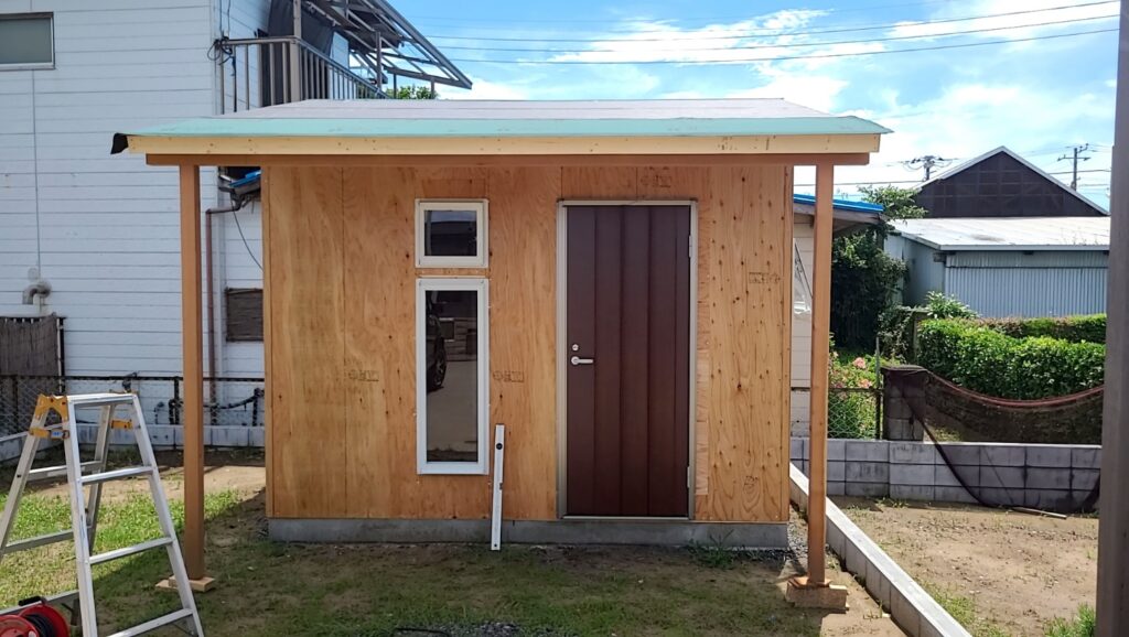 DIYで建てるおしゃれな「小屋キット」で、おうち時間をめいっぱい楽しむThe 樹脂サイディング