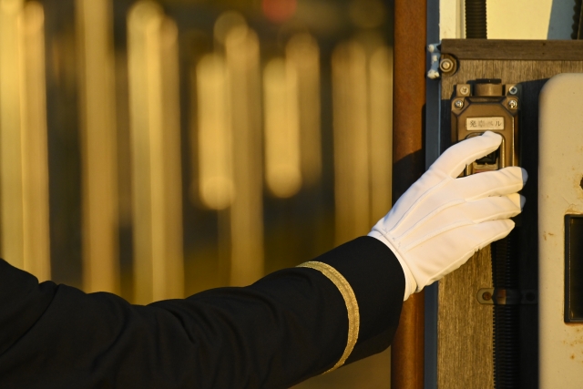 車掌の仕事内容とは？必要な資格や求められる資質も解説 - お仕事図鑑 - 専門学校東京ホスピタリティ・アカデミ